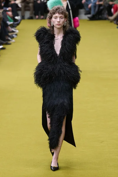 Look 16